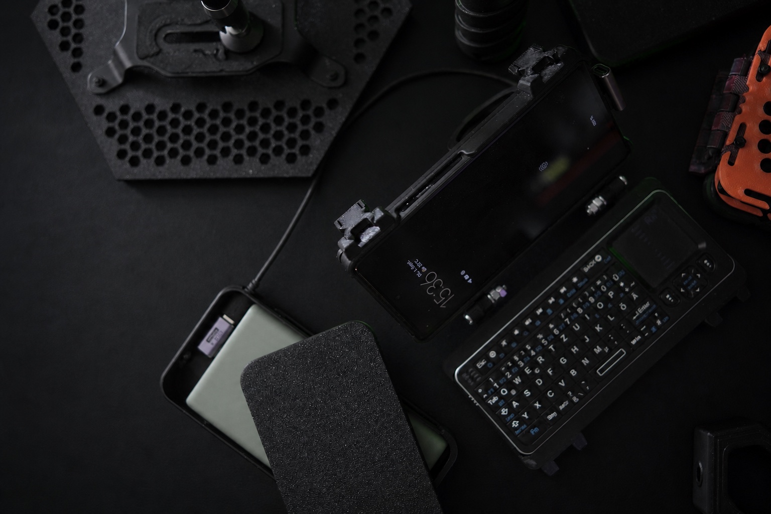 Rii K06 Mini-Tastatur und Google Pixel 6a in einem realen HUNTER Hardware-Setup