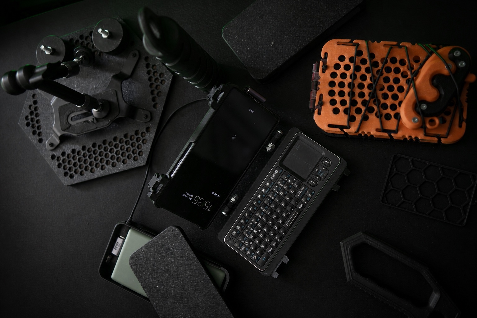 HUNTER Cyberdeck mit Rii K06, Google Pixel 6a und Bauteilen